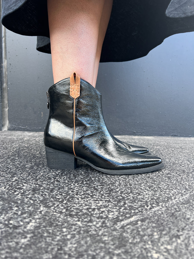 Ryder Black Crinkle Patent/Tan Trim / 36 Footwear Minx